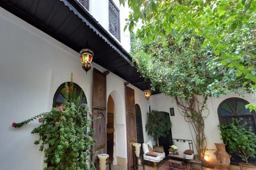 Discover the charm of Marrakesh at Riad Petit Karmela, a tranquil retreat with modern amenities, perfect for exploring the city's rich culture.