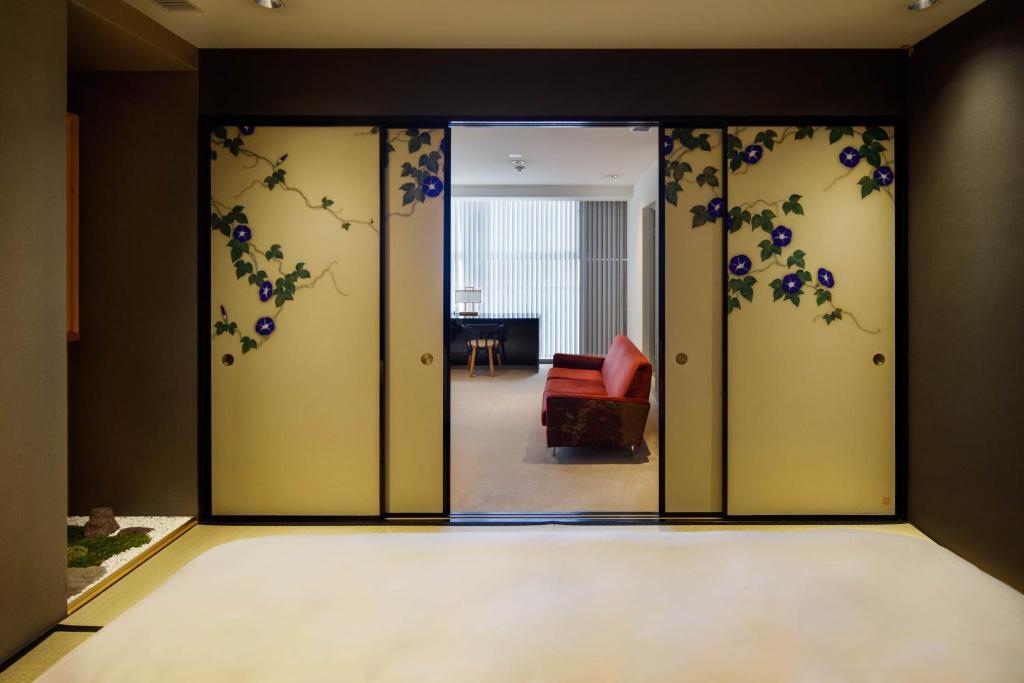 Experience the perfect blend of luxury and comfort at The Screen in Kyoto, a serene haven with stunning city views and top-notch amenities.