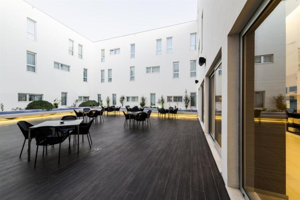 Discover the charm of Évora while enjoying budget-friendly accommodation at Moov Hotel Évora, perfect for travelers seeking comfort and convenience.